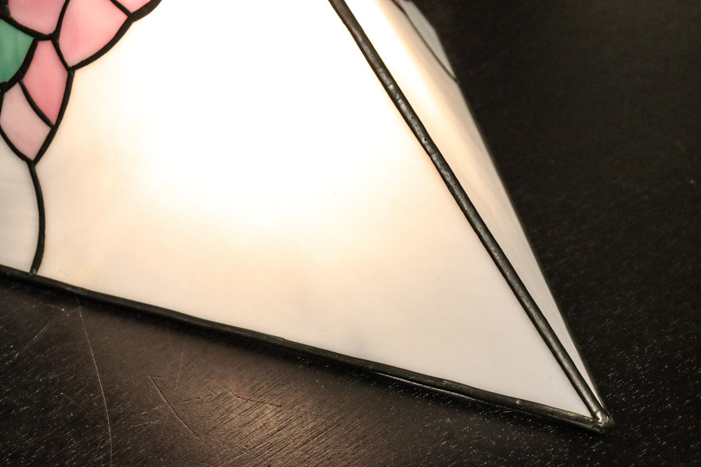 ピンクの花模様が可愛らしいステンドグラスの電灯カバー　DC7990