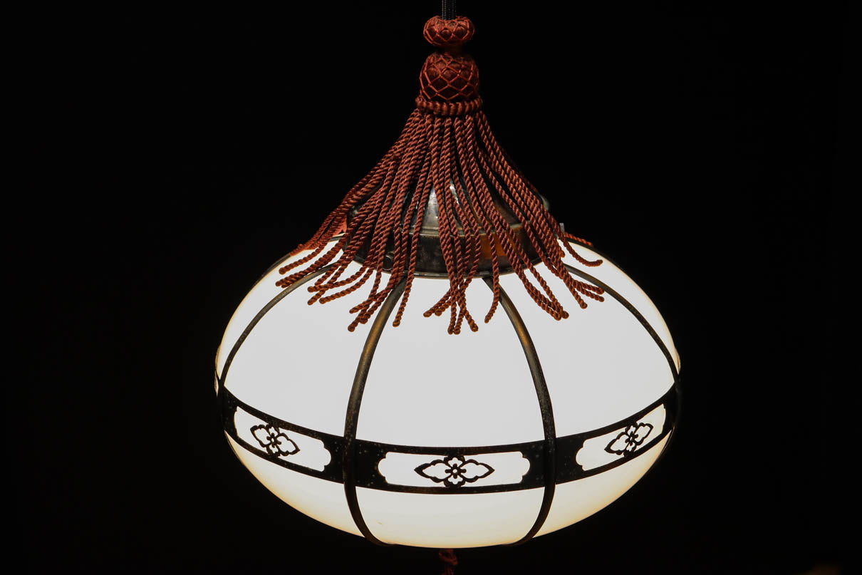 昭和レトロ！！菊菱装飾金具が目を引く雪洞型の電笠　DC8001a