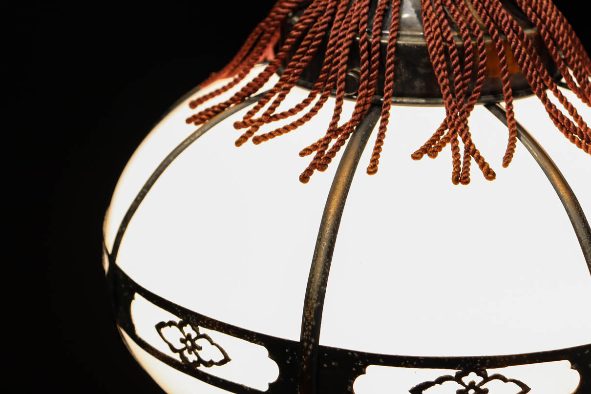 昭和レトロ！！菊菱装飾金具が目を引く雪洞型の電笠　DC8001a