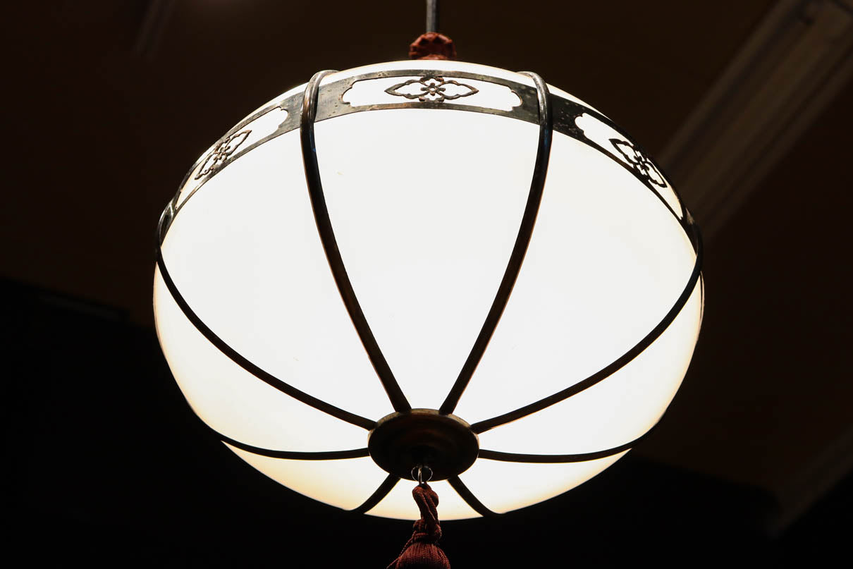 昭和レトロ！！菊菱装飾金具が目を引く雪洞型の電笠　DC8001a