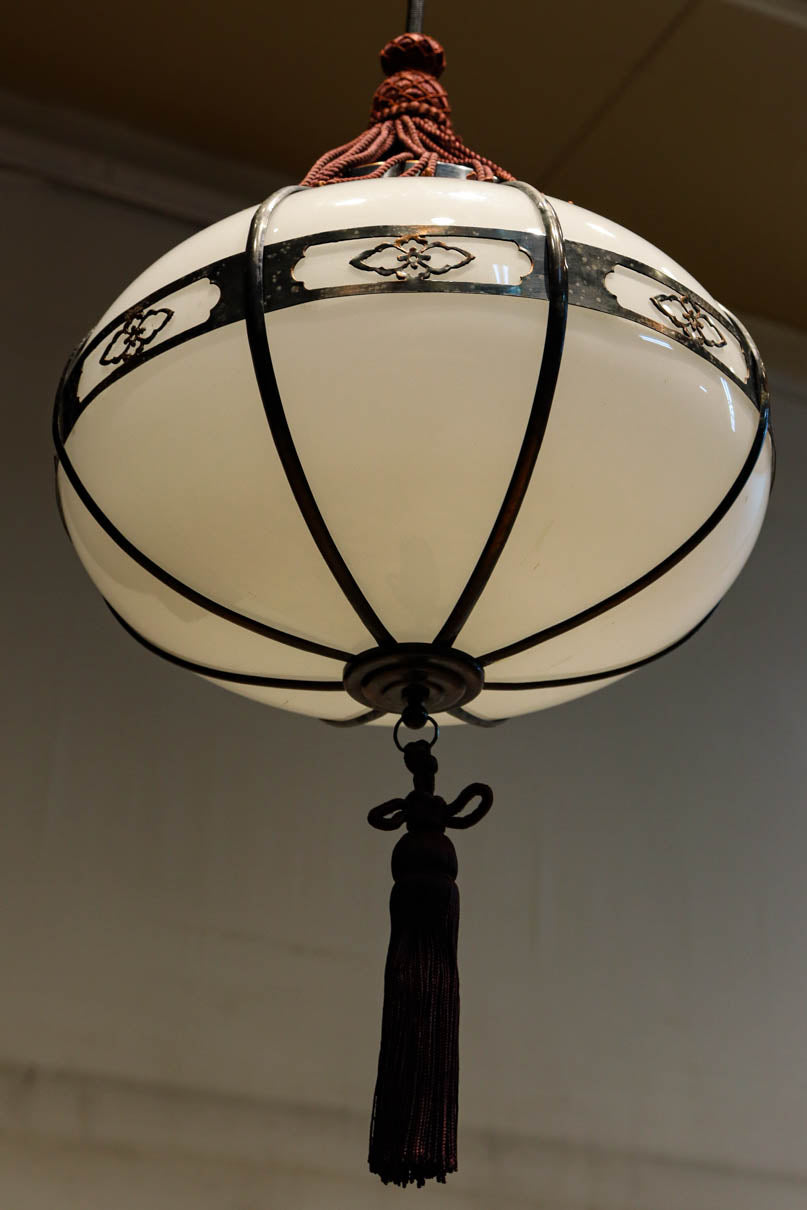 昭和レトロ！！菊菱装飾金具が目を引く雪洞型の電笠　DC8001a