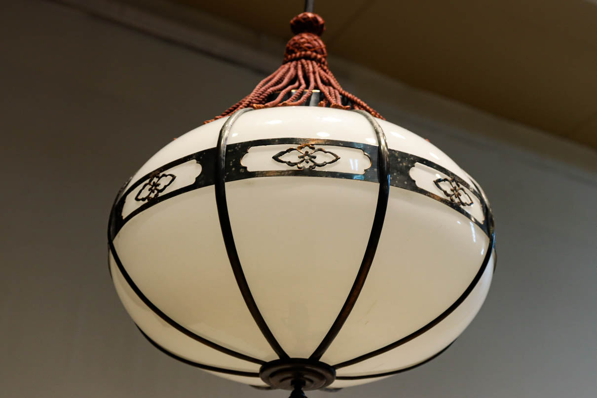 昭和レトロ！！菊菱装飾金具が目を引く雪洞型の電笠　DC8001a