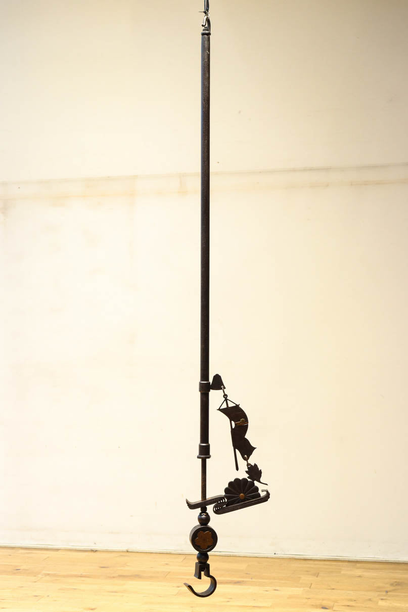 菊水紋様と桜の装飾金具で和の風情ある自在鉤　DC8012