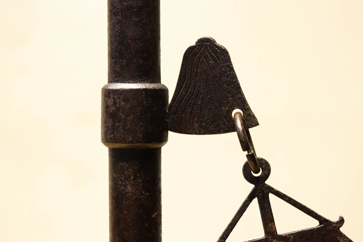 菊水紋様と桜の装飾金具で和の風情ある自在鉤　DC8012