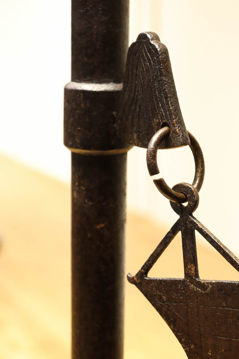 菊水紋様と桜の装飾金具で和の風情ある自在鉤　DC8012