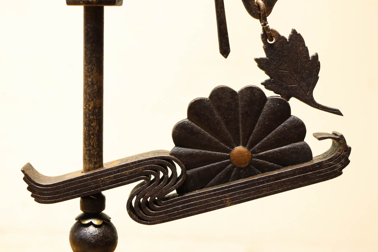 菊水紋様と桜の装飾金具で和の風情ある自在鉤　DC8012