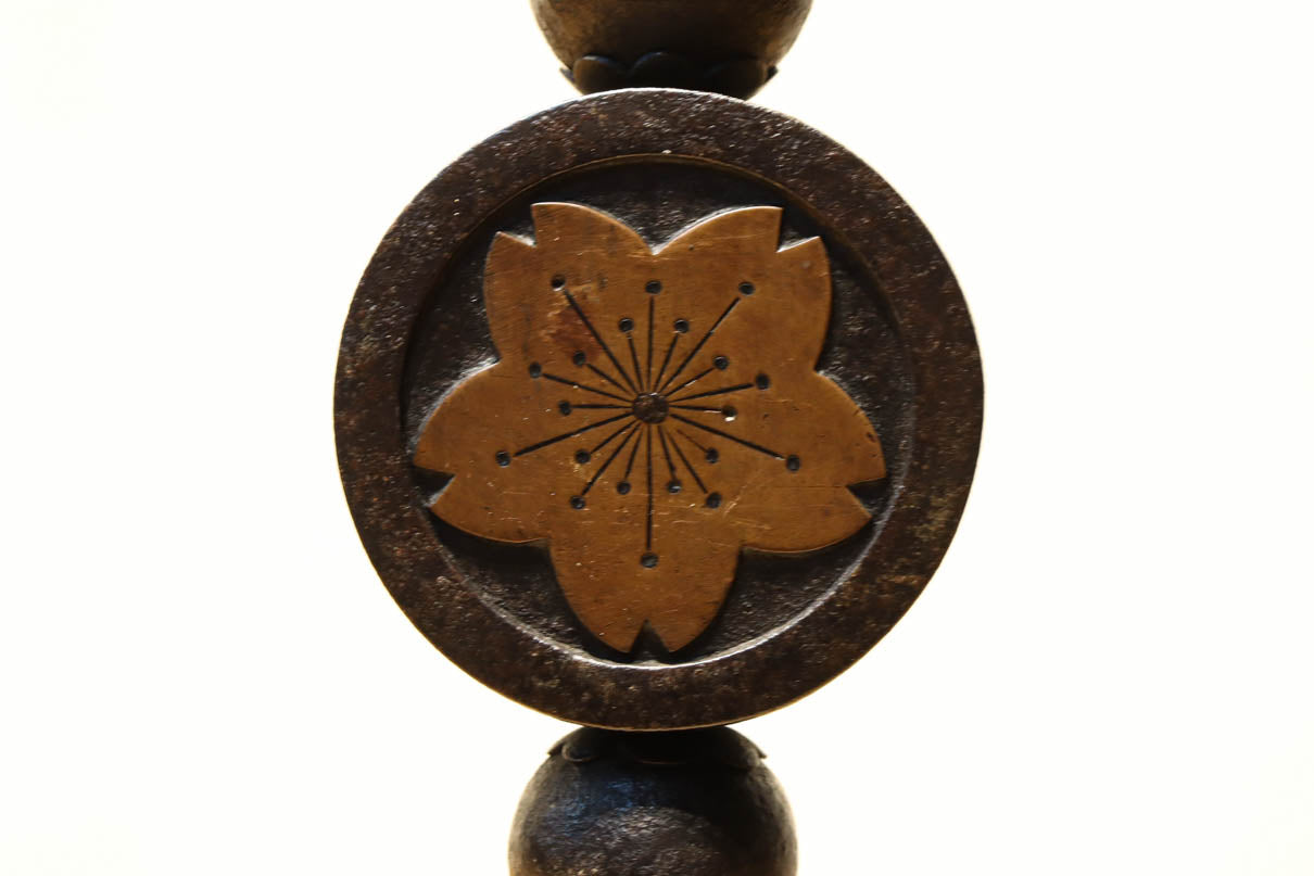 菊水紋様と桜の装飾金具で和の風情ある自在鉤　DC8012