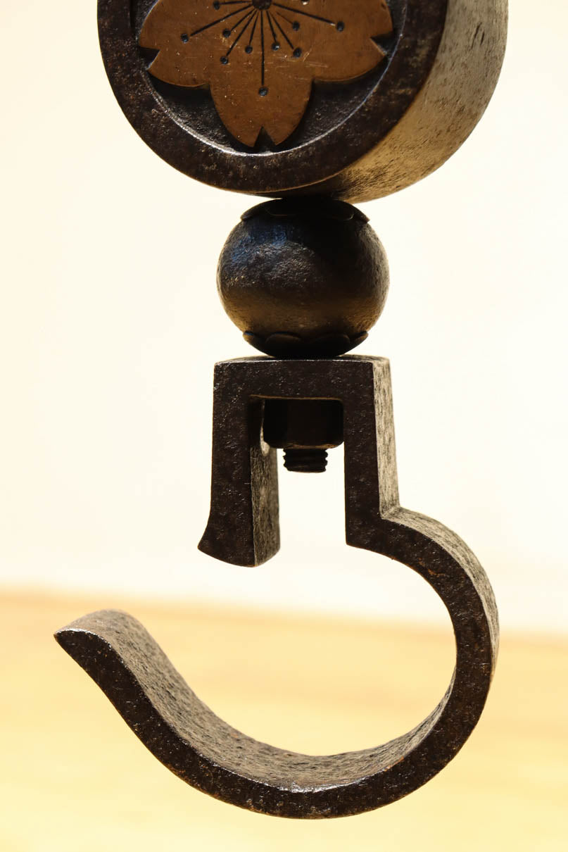 菊水紋様と桜の装飾金具で和の風情ある自在鉤　DC8012