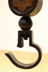 菊水紋様と桜の装飾金具で和の風情ある自在鉤　DC8012