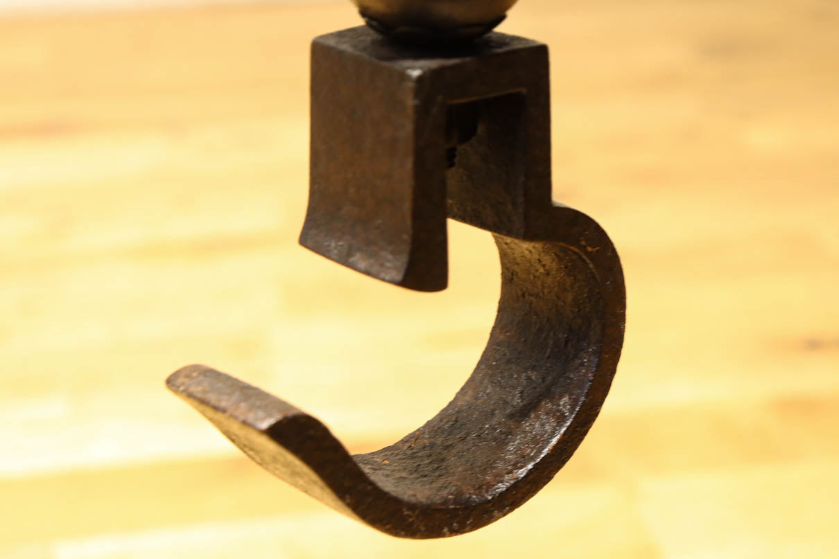 菊水紋様と桜の装飾金具で和の風情ある自在鉤　DC8012