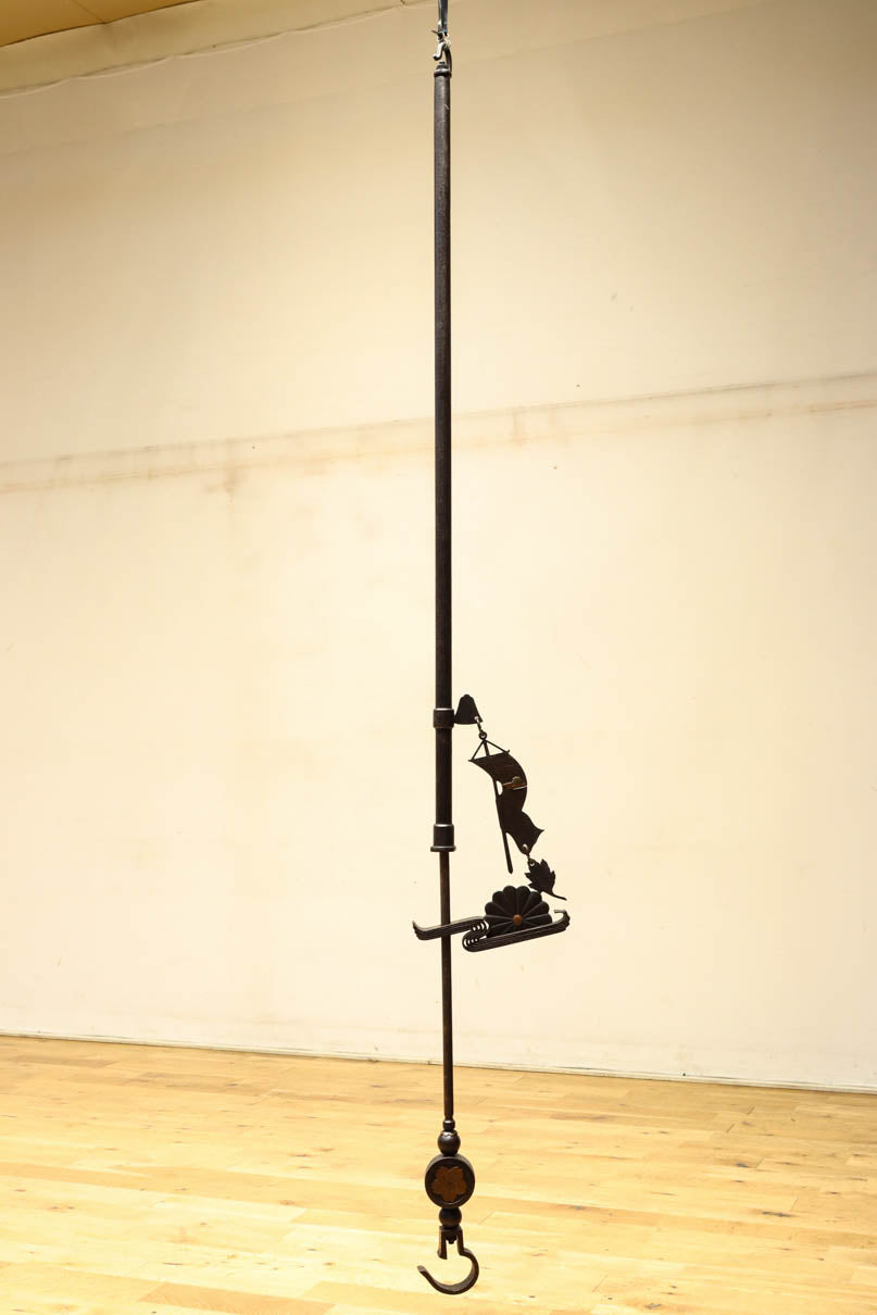 菊水紋様と桜の装飾金具で和の風情ある自在鉤　DC8012