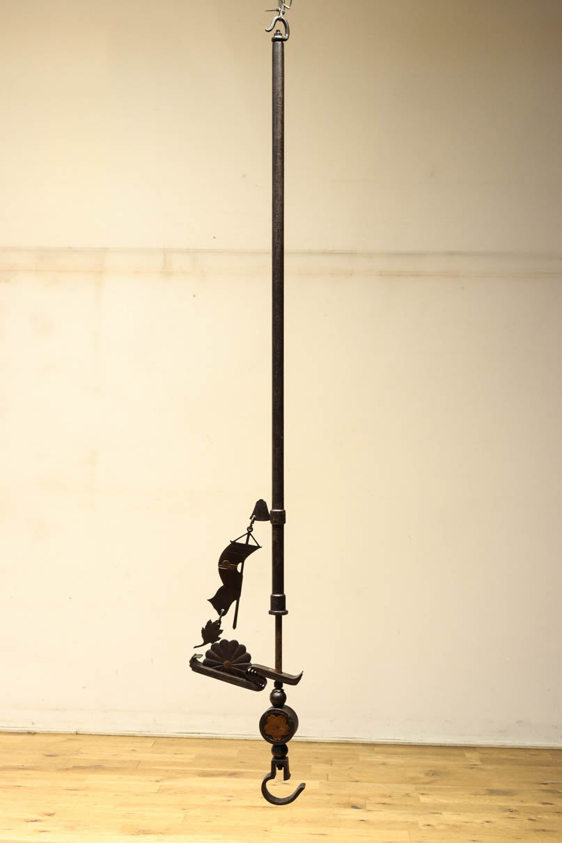 菊水紋様と桜の装飾金具で和の風情ある自在鉤　DC8012