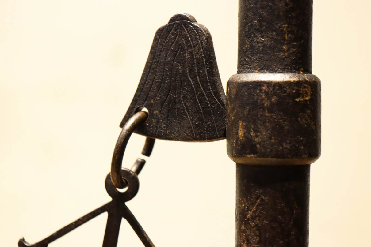 菊水紋様と桜の装飾金具で和の風情ある自在鉤　DC8012