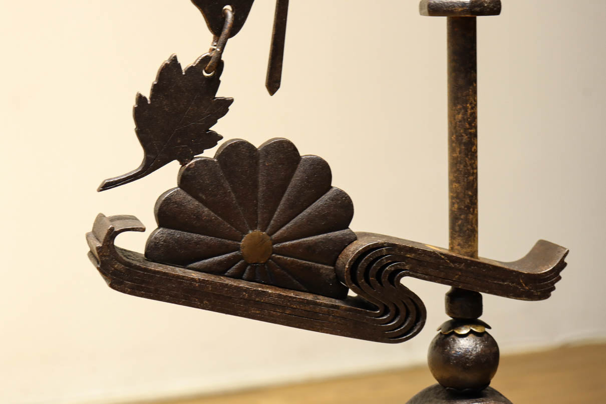 菊水紋様と桜の装飾金具で和の風情ある自在鉤　DC8012