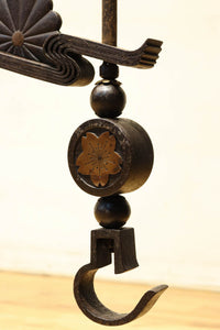 菊水紋様と桜の装飾金具で和の風情ある自在鉤　DC8012