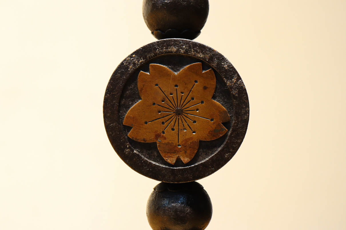 菊水紋様と桜の装飾金具で和の風情ある自在鉤　DC8012