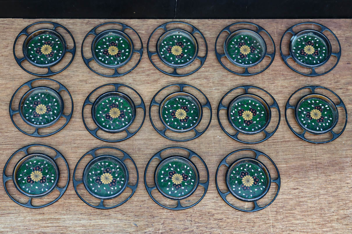 菊や松を描いた美しい七宝引き手金具　DC8019　在庫14個