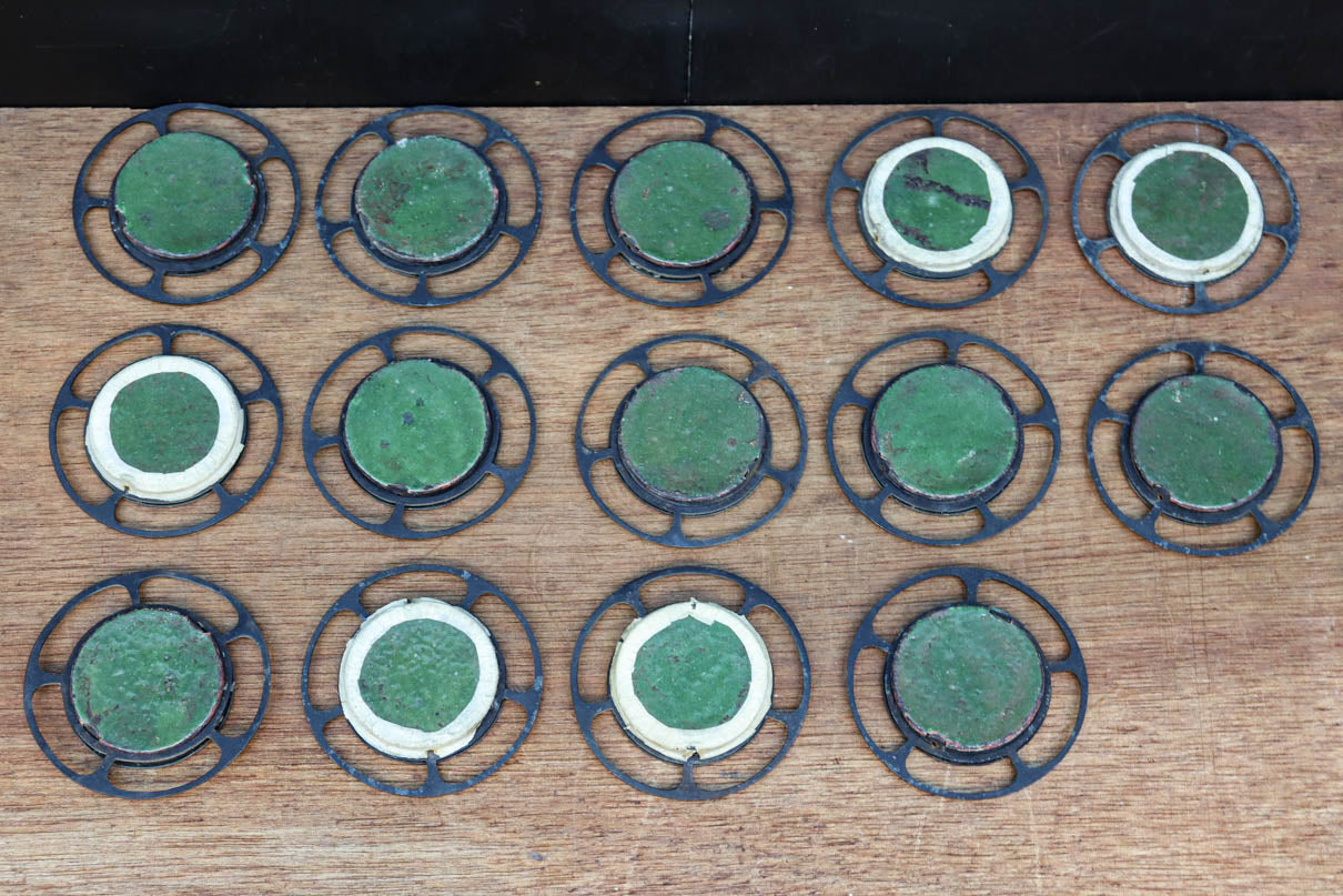 菊や松を描いた美しい七宝引き手金具　DC8019　在庫14個