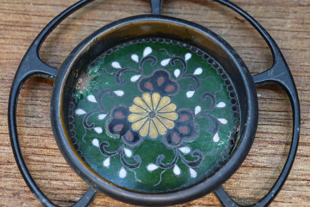 菊や松を描いた美しい七宝引き手金具　DC8019　在庫14個