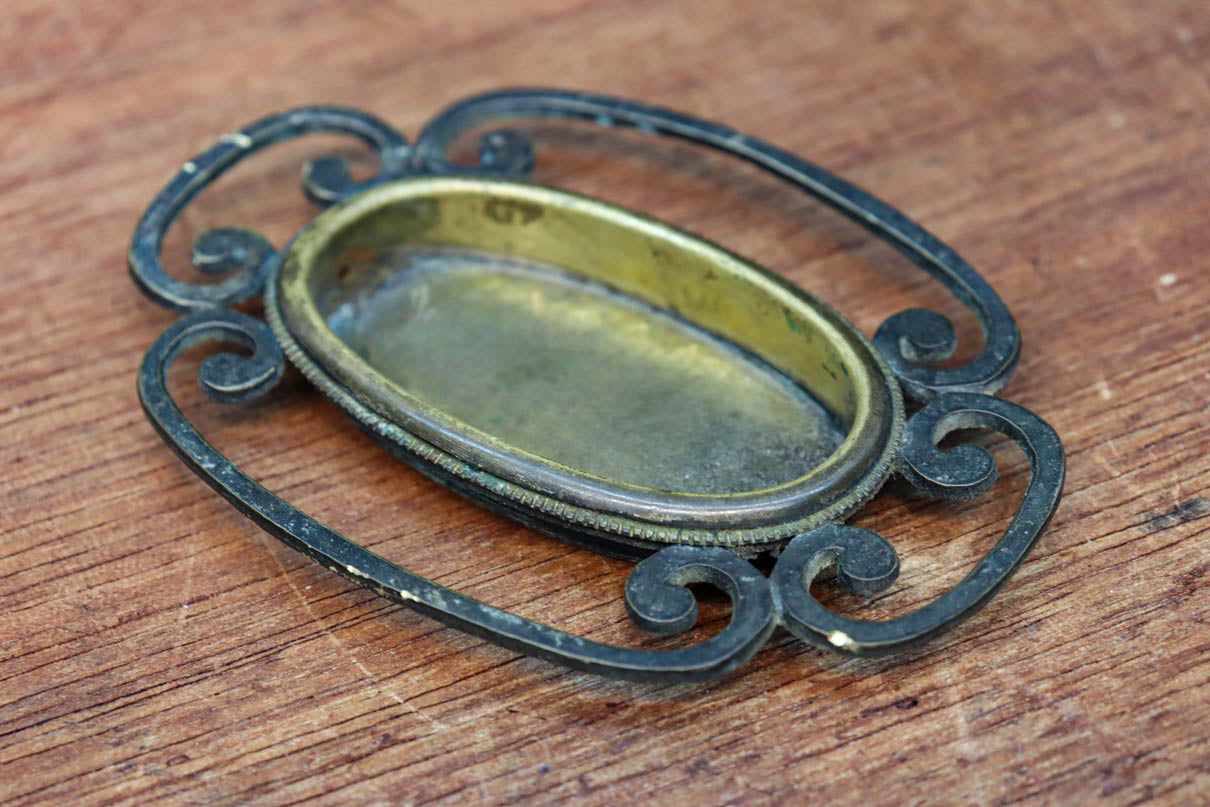 シンプルでモダンなデザインの引手金具　DC8021　在庫8個