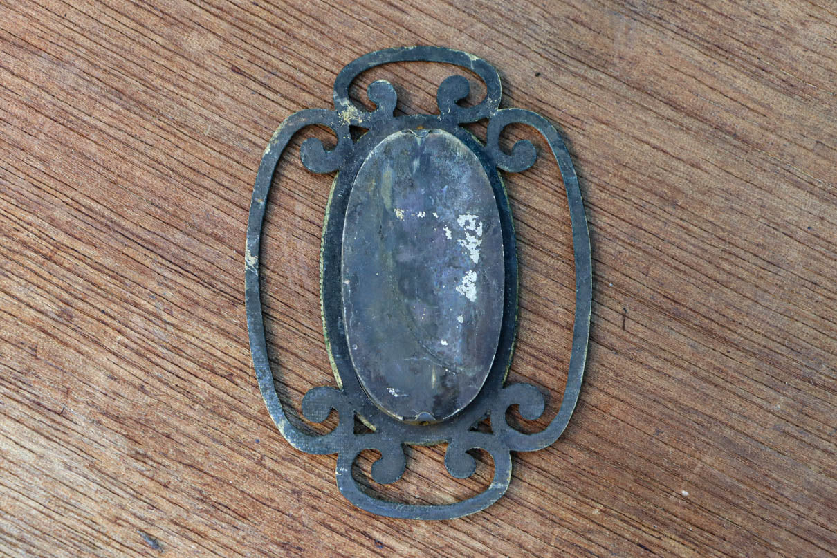 シンプルでモダンなデザインの引手金具　DC8021　在庫8個