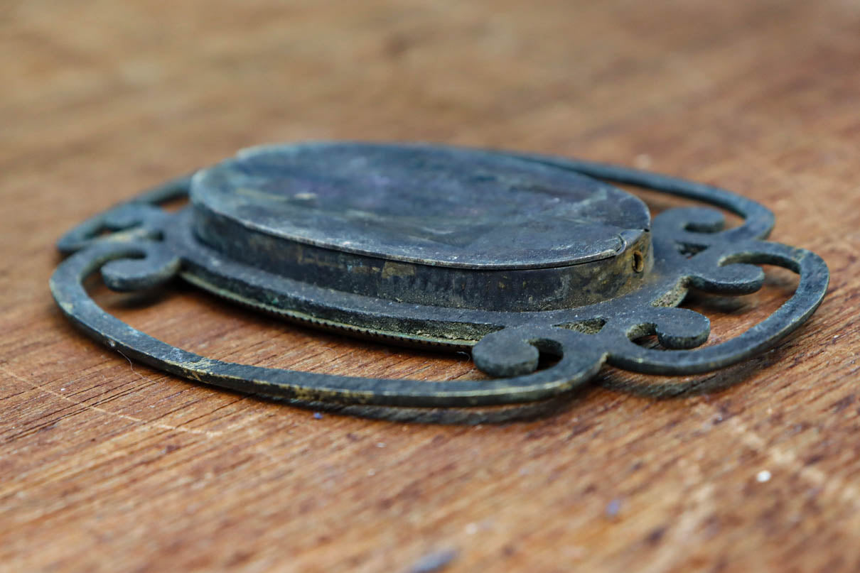 シンプルでモダンなデザインの引手金具　DC8021　在庫8個