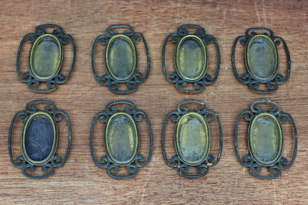 シンプルでモダンなデザインの引手金具　DC8021　在庫8個