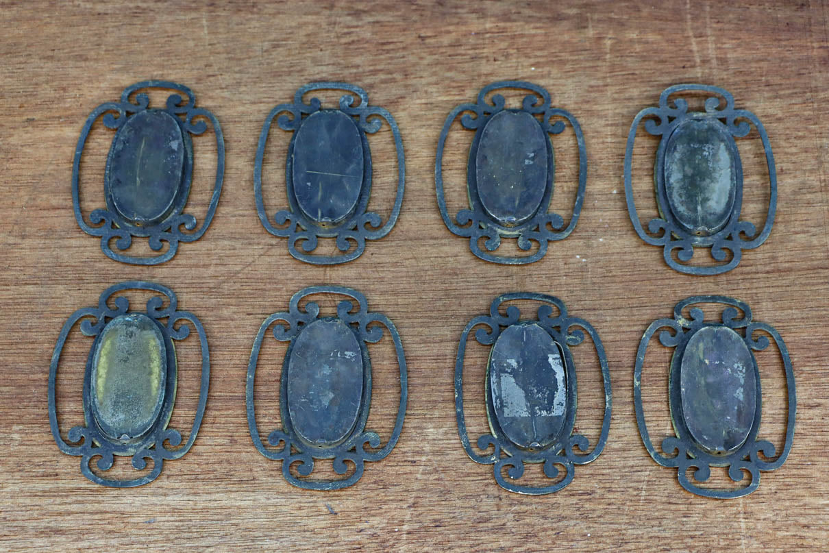 シンプルでモダンなデザインの引手金具　DC8021　在庫8個