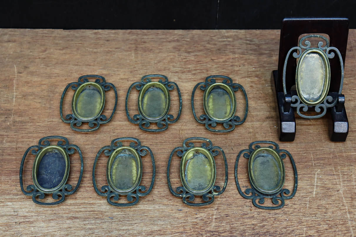 シンプルでモダンなデザインの引手金具　DC8021　在庫8個