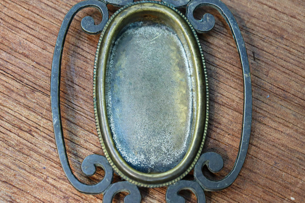 シンプルでモダンなデザインの引手金具　DC8021　在庫8個