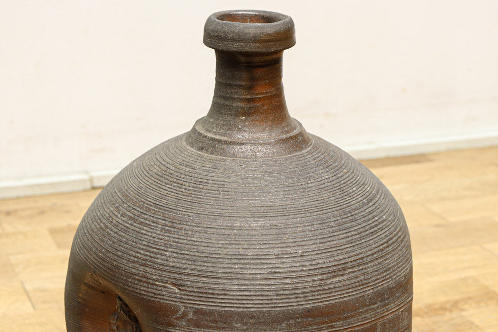 味わい深いシルエットの重厚な壺　DC8033