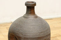 味わい深いシルエットの重厚な壺　DC8033