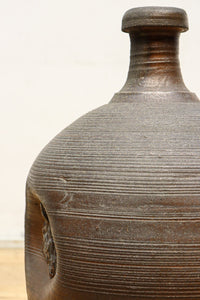 味わい深いシルエットの重厚な壺　DC8033