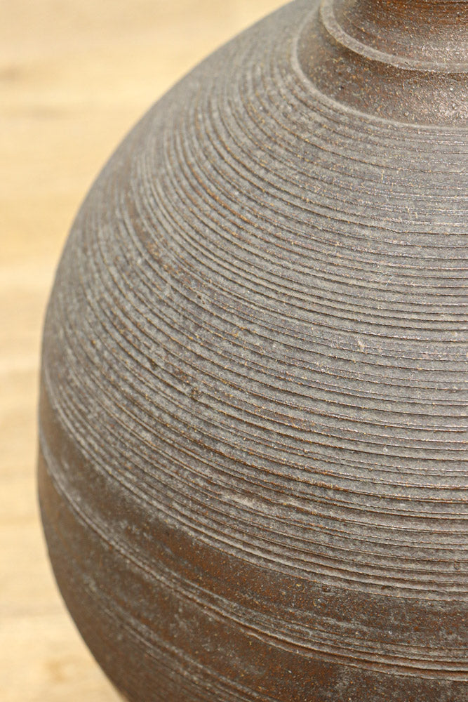 味わい深いシルエットの重厚な壺　DC8033