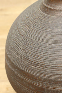 味わい深いシルエットの重厚な壺　DC8033