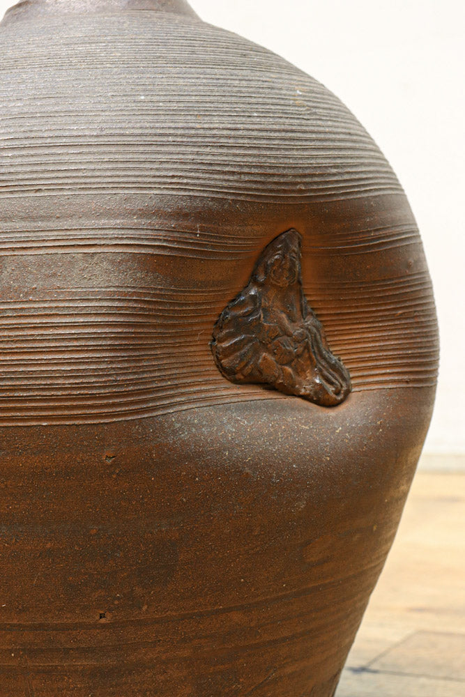 味わい深いシルエットの重厚な壺　DC8033