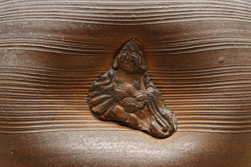 味わい深いシルエットの重厚な壺　DC8033