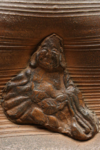 味わい深いシルエットの重厚な壺　DC8033