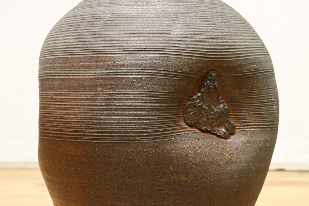 味わい深いシルエットの重厚な壺　DC8033