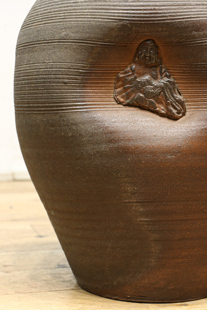 味わい深いシルエットの重厚な壺　DC8033