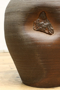 味わい深いシルエットの重厚な壺　DC8033