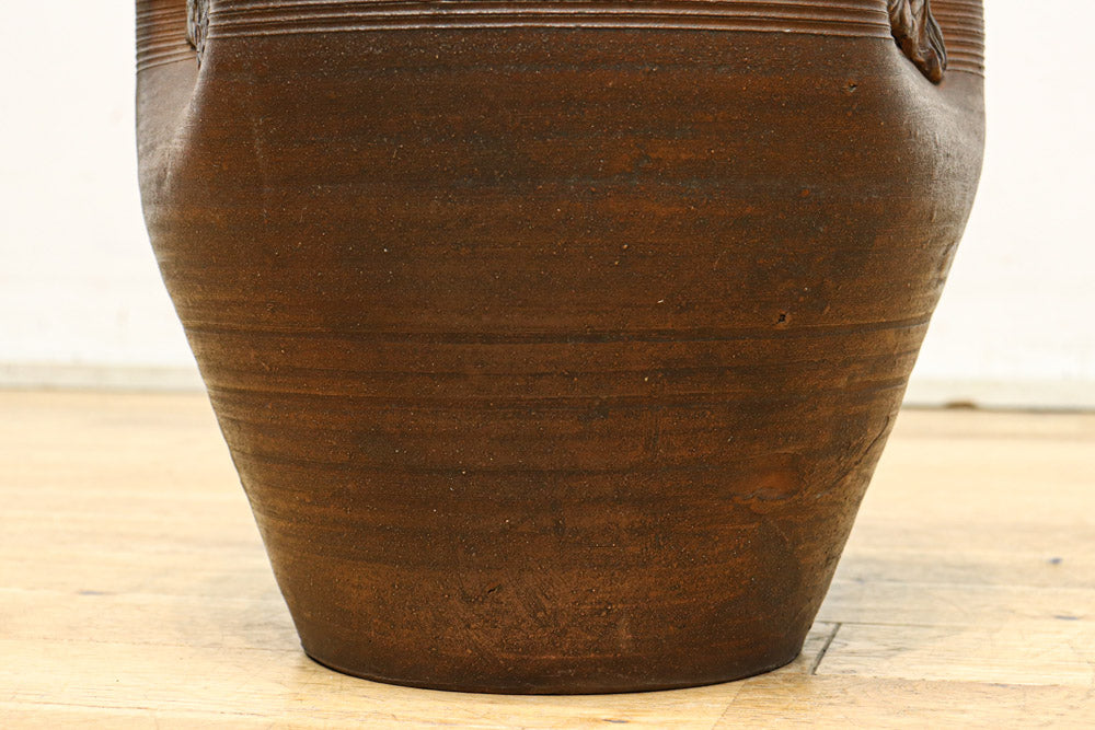 味わい深いシルエットの重厚な壺　DC8033