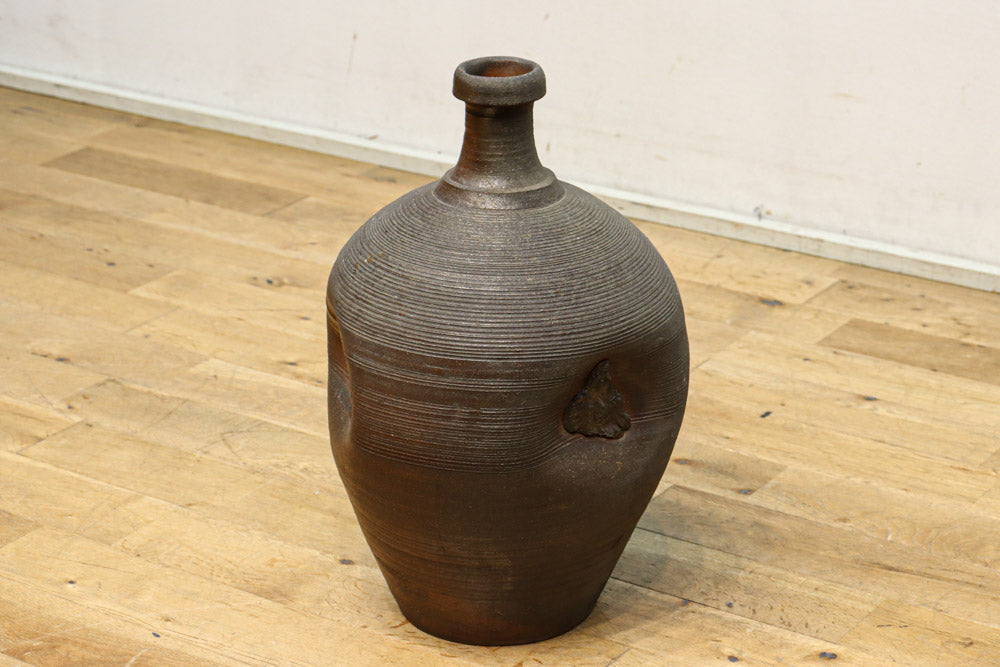 味わい深いシルエットの重厚な壺　DC8033