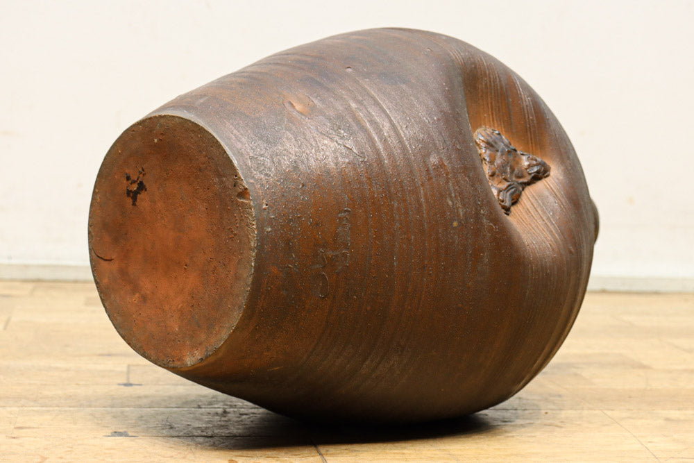 味わい深いシルエットの重厚な壺　DC8033