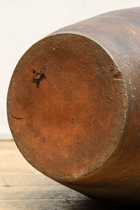 味わい深いシルエットの重厚な壺　DC8033