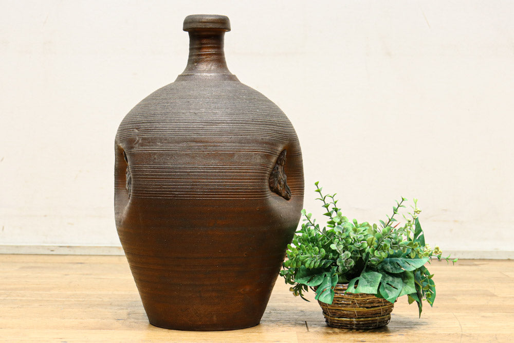 味わい深いシルエットの重厚な壺　DC8033