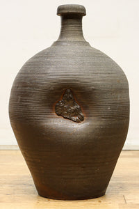 味わい深いシルエットの重厚な壺　DC8033