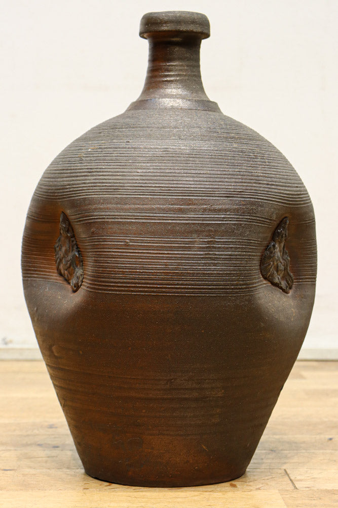 味わい深いシルエットの重厚な壺　DC8033