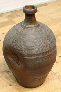 味わい深いシルエットの重厚な壺　DC8033
