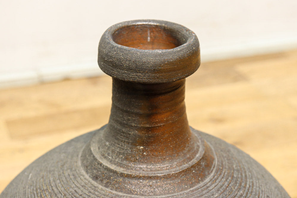 味わい深いシルエットの重厚な壺　DC8033